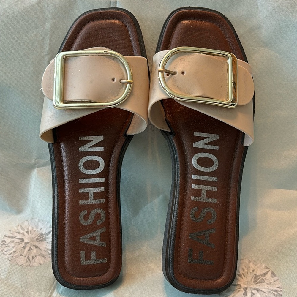 Fashion Buckled Tan Slip-on Sandals Sz 40 or 9.5 preowned looks Fabulous